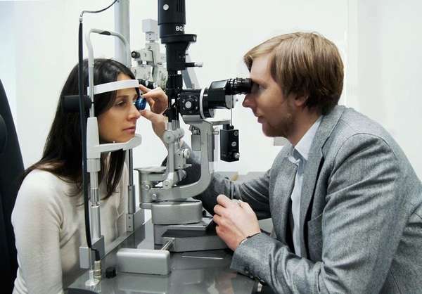 доктор офтальмолог проводит диагностику глаз